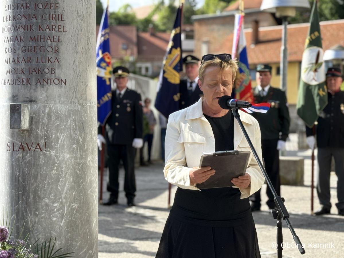 10-Odkritje replike kipa Usnjarja - talca (11)